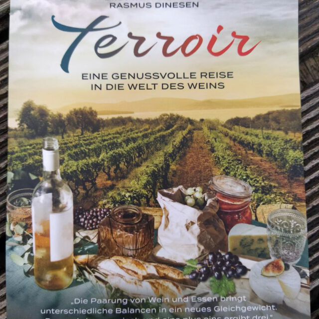 So ein wunderbarer, inspirierender Film. Der Weg des Weines vom Weinberg an den Tisch. Auf Englisch heißt der Film passenderweise Terroir to Table.

Das Zusammenspiel von Wein und Speisen kann einfach magisch sein. 

Und es ist so einfach auszuprobieren. Muss ja nicht gleich das Sternerestaurant sein 😉

Einfach daheim experimentieren und geniale "food pairings", wie es neudeutsch heißt, entdecken.
 
Welches pairing war Euer bemerkenswerteste Geschmackserlebnis bisher?

Meines verrate ich nach dem ersten Kommentar 😀

#terroirtotable #foodpairing #weinundspeisen #kino #weinfilm #gourmetfreuden #breisgau